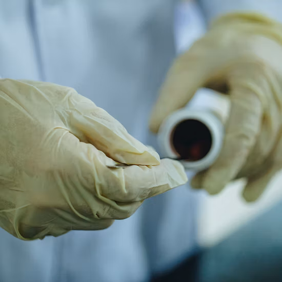 Hilo hilado 100% poliéster 20/2 20/3 40/2 42/2 40/3 50/2 50/3 Hilo de coser Poly Poly Yarn Optical White Yarn Dope Dye Yarn Hilo De Fibra Corta De Poliester